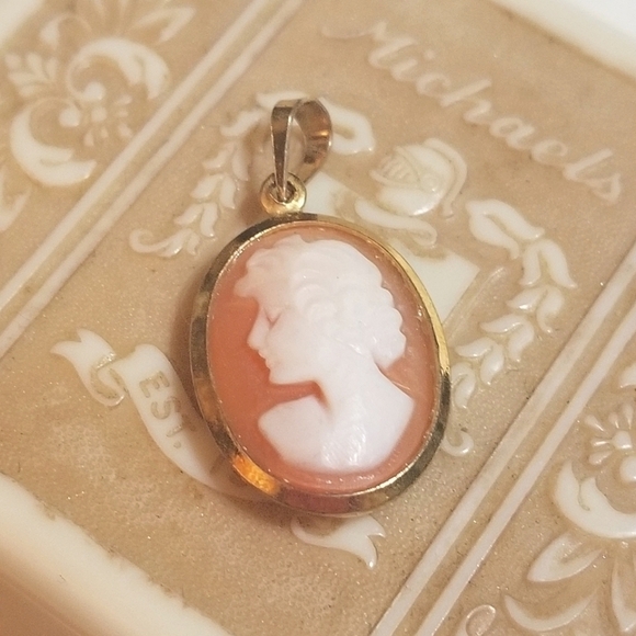 Hand Carved Shell VINTAGE Cameo Pendant - Picture 5 of 6